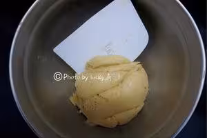 廣式蓮蓉（豆沙）蛋黃月餅（超詳細步驟）