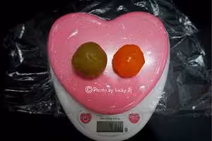 廣式蓮蓉（豆沙）蛋黃月餅（超詳細步驟）
