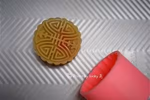 廣式蓮蓉（豆沙）蛋黃月餅（超詳細步驟）