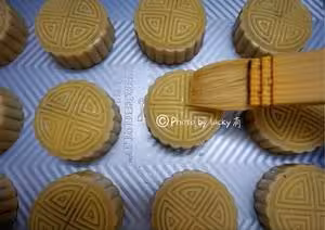 廣式蓮蓉（豆沙）蛋黃月餅（超詳細步驟）
