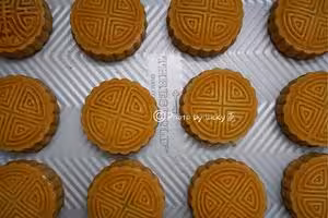 廣式蓮蓉（豆沙）蛋黃月餅（超詳細步驟）