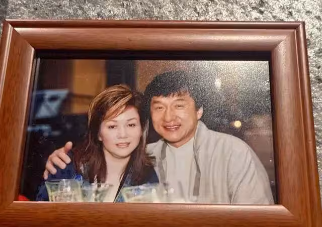 毛玉萍開新店「繁花夜宴」,舊愛周正毅缺席,店內貼滿大明星合照