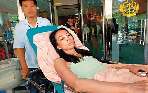 許純美腫一圈現身街頭! 百元拖鞋搭20萬香奈兒包…弟弟曝近況