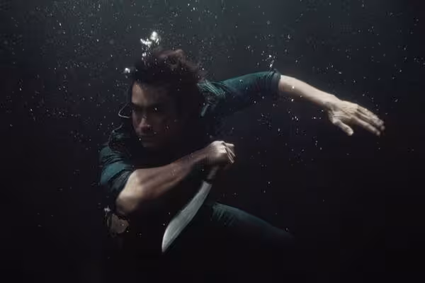 泰國男神為《鬼聲泣3》再露8塊腹肌! 納得克曝「脫襯衫有原因」闖鬼屋救妹
