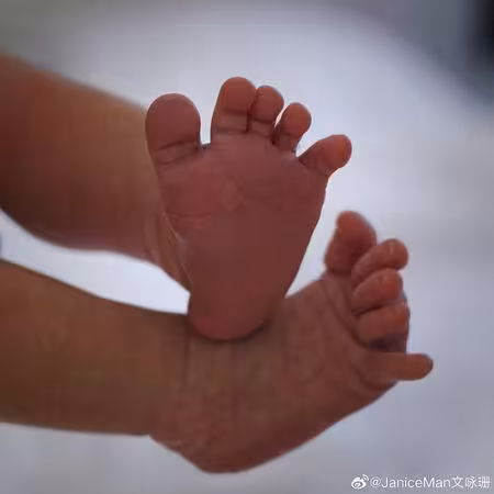 《不眠日》女星結婚6年宣布當媽！　喜曬照：家中多了兩隻小腳丫