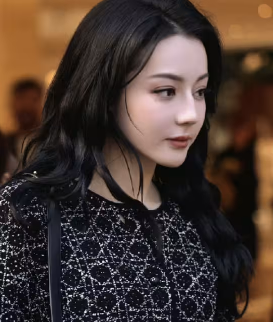 明星國慶都幹啥?劉詩詩曬庫存照,李現看球賽,一群女星紅毯鬥豔