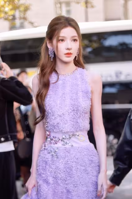 明星國慶都幹啥?劉詩詩曬庫存照,李現看球賽,一群女星紅毯鬥豔