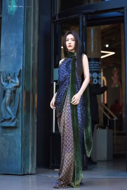 明星國慶都幹啥?劉詩詩曬庫存照,李現看球賽,一群女星紅毯鬥豔