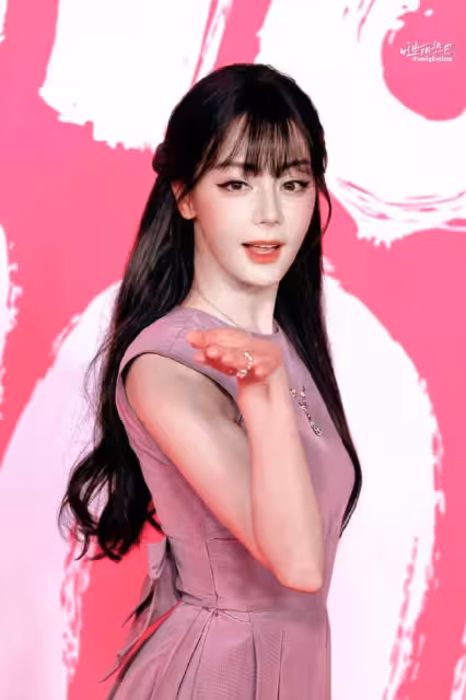 明星國慶都幹啥?劉詩詩曬庫存照,李現看球賽,一群女星紅毯鬥豔