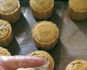 如何做出不塌陷不鼓腰花紋清晰的月餅（超詳細的步驟和方法）