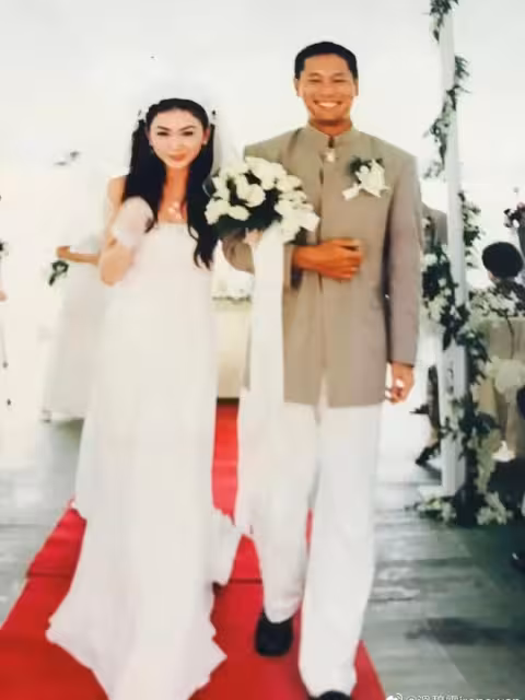 59歲溫碧霞罕見曬結婚舊照慶25周年!甜蜜告白富商老公!自爆曾分開過幾次