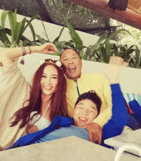 59歲溫碧霞罕見曬結婚舊照慶25周年!甜蜜告白富商老公!自爆曾分開過幾次