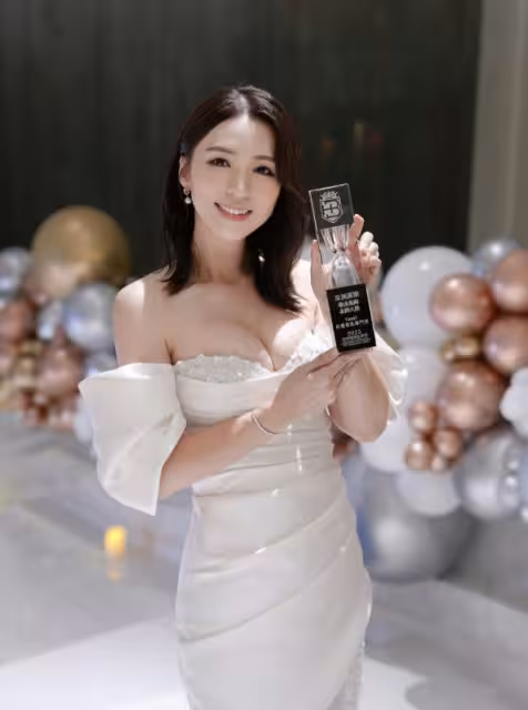前TVB性感人妻獲亞洲美胸大獎!大曬傲人身材卻被批過於暴露!氣到髮長文反擊