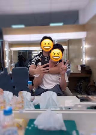 吳慷仁深夜發文挺林柏宏「粉碎搶男主傳言」！釣出本人曬休息室緊抱照