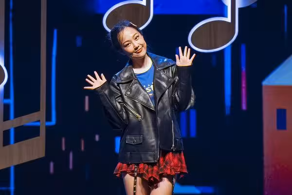 親爸是大咖主持人「驚喜現身台下」 26歲女星苦笑認:很怕他大叫