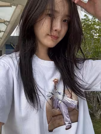 IU穿「印有燦赫照片白T」 AKMU妹超真實反應引全網爆笑