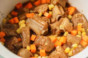 【排骨燜飯】