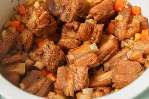 【排骨燜飯】