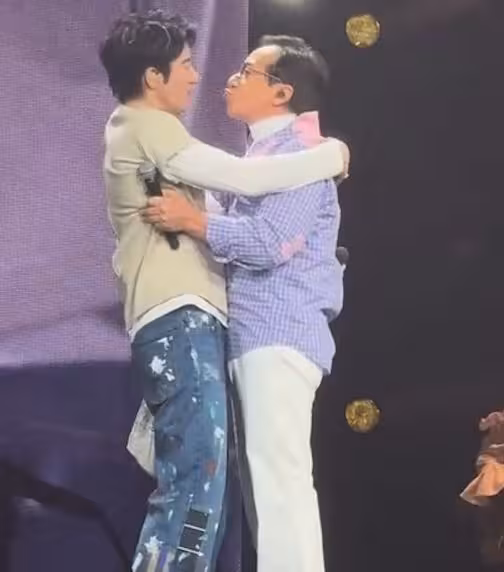 成龍在演唱會上主動與王力宏嘴對嘴親吻!網友直呼不適:我吐了