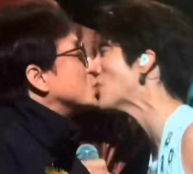 成龍在演唱會上主動與王力宏嘴對嘴親吻!網友直呼不適:我吐了