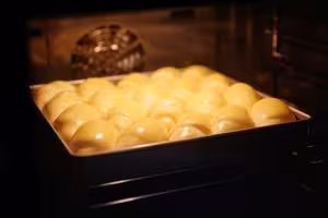 又香又軟又拉絲，咬一口奶香十足！超治癒的淡奶油波蘭種小餐包