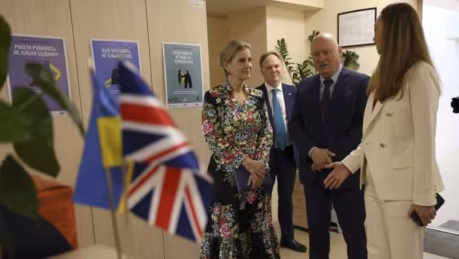 英國最美王妃赤腳探訪難民營,舉動引發全球關注!