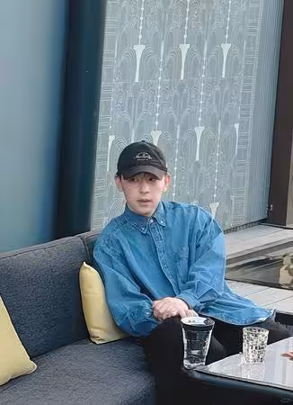鄧倫出現了!咖啡廳擦身帥哥竟是本人…「刀削般的側臉」男神現況曝