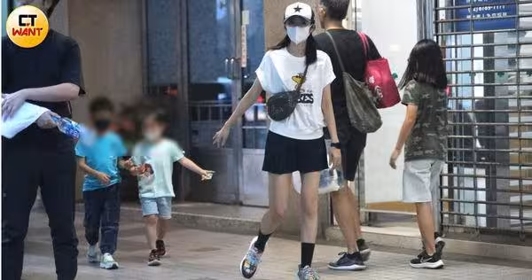 安以軒頂素顏聚餐「帽子壓很低」!聊媽媽經:孩子睡不著就寫功課