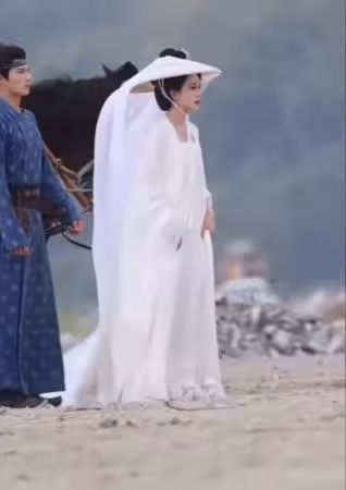 陸劇女神拍戲驚傳意外! 帽紗被踩「頭往後對摺凹」畫面震驚網