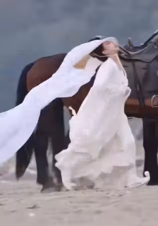 陸劇女神拍戲驚傳意外! 帽紗被踩「頭往後對摺凹」畫面震驚網