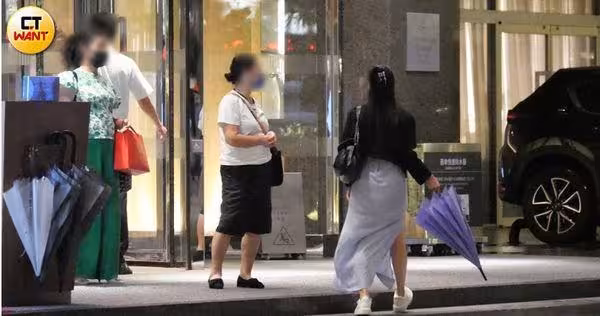 張家瑋被送作堆花襯衫男! 被摟腰笑開花