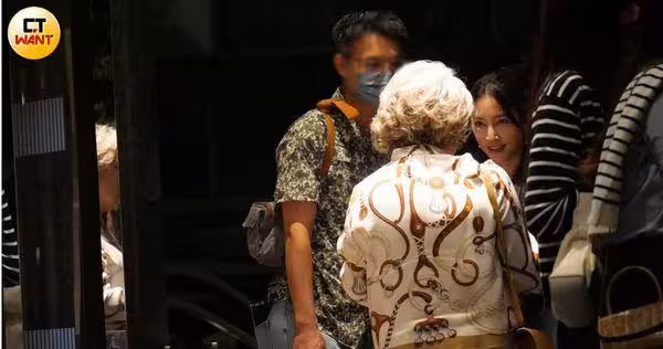 張家瑋被送作堆花襯衫男! 被摟腰笑開花