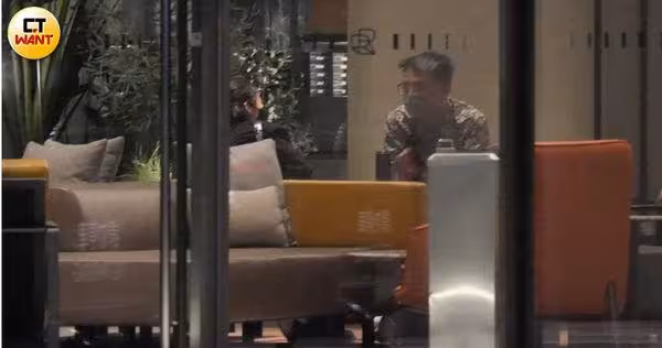 張家瑋被送作堆花襯衫男! 被摟腰笑開花