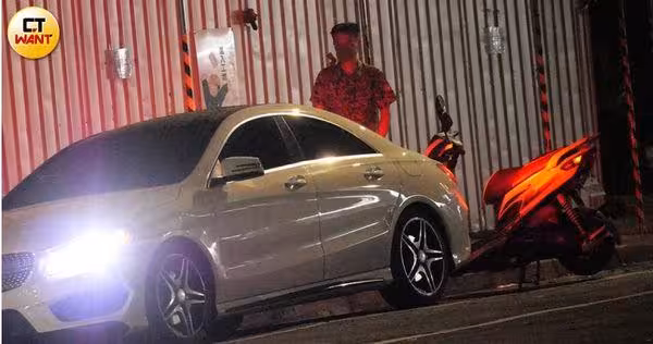 張家瑋被送作堆花襯衫男! 被摟腰笑開花