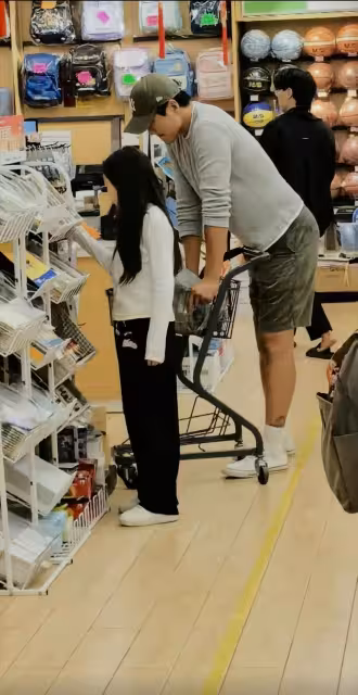 高雲翔陪小酒窩逛文具店,俯身傾聽女兒需求,看起來溫情滿滿