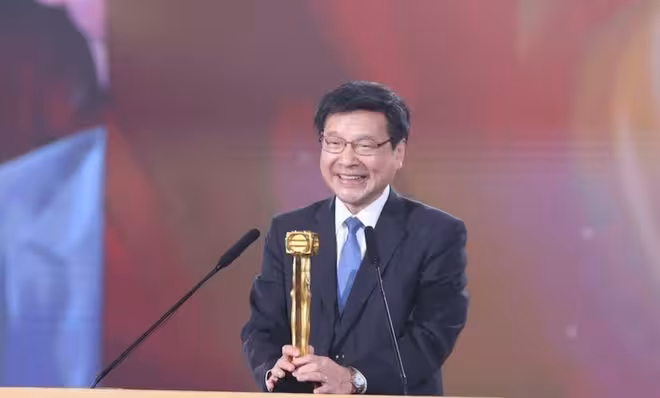 恭喜!TVB前索爆新聞小花獲男友巨鑽求婚!曾曬父親照片澄清非TVB高層