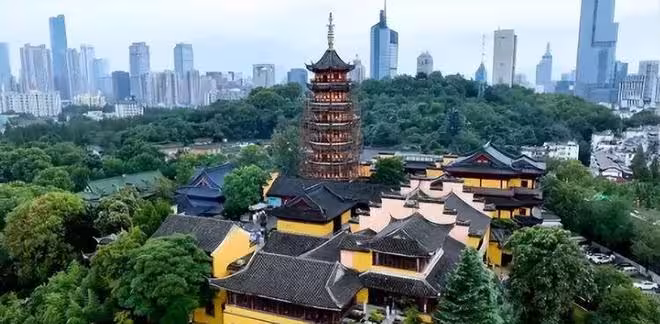 雞鳴寺風波後續：當事人直言後怕，粉衣女發飆，如此敏感該去醫院