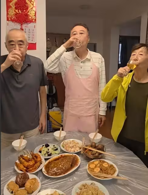 錢再多有什麼用?67歲馮鞏去哥哥家過中秋,一句話讓人紅了眼眶