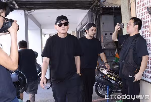 李千娜、黃尚禾二度現身顏正國靈堂 王識賢哀痛悼念:不敢相信