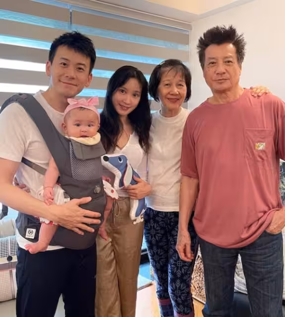 77歲TVB男星兒媳疑穿內褲性感慶中秋!大擺姿勢風情撩人!早前帶公公回母校!