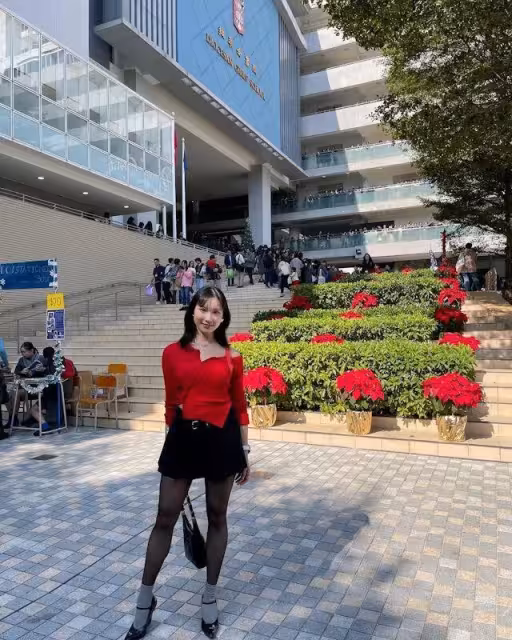 77歲TVB男星兒媳疑穿內褲性感慶中秋!大擺姿勢風情撩人!早前帶公公回母校!