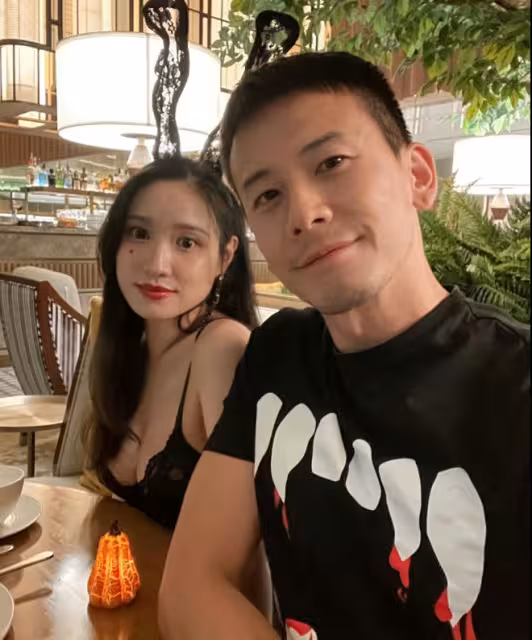 77歲TVB男星兒媳疑穿內褲性感慶中秋!大擺姿勢風情撩人!早前帶公公回母校!