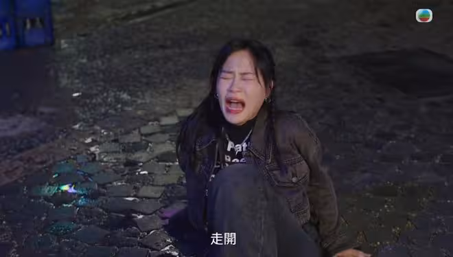 36歲TVB花旦新劇戴斯文眼鏡，網友大讚造型太絕了！打女上身趕流氓！
