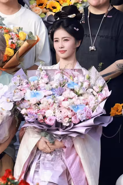 白鹿新劇《莫離》殺青應援現場,自曝得了疑難雜症瘦到86斤