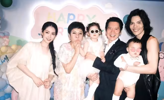 向華強闢謠封神!12億孫禮+45年零出軌婚姻,藏著豪門的真底色