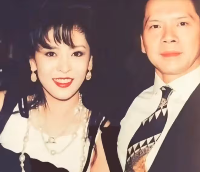 向華強闢謠封神!12億孫禮+45年零出軌婚姻,藏著豪門的真底色