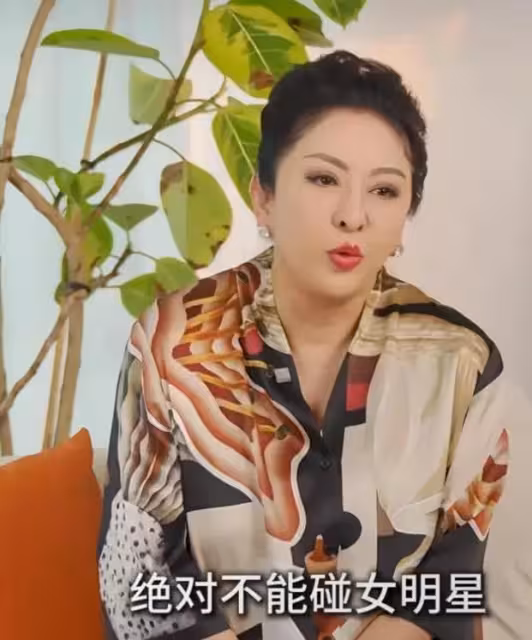 向華強闢謠封神!12億孫禮+45年零出軌婚姻,藏著豪門的真底色
