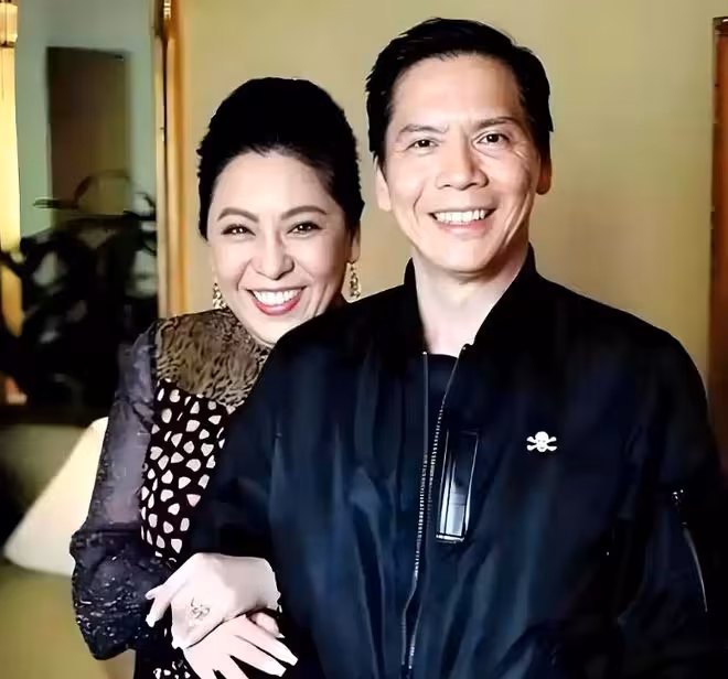 向華強闢謠封神!12億孫禮+45年零出軌婚姻,藏著豪門的真底色