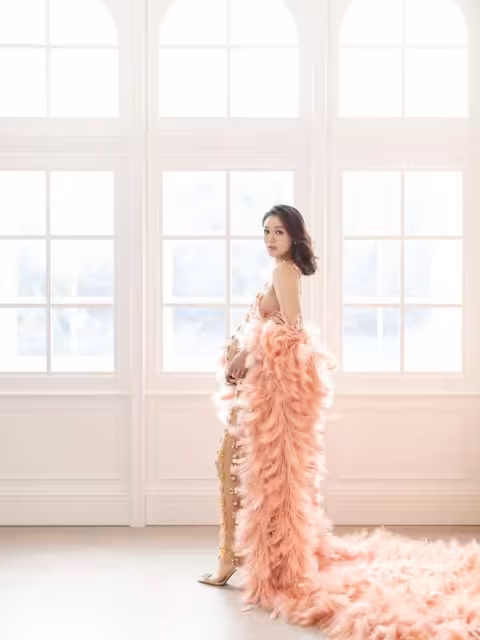 TVB富家女星大曬唯美孕照!裸色深V配超長拖尾裙!網友:肚子比第一胎大