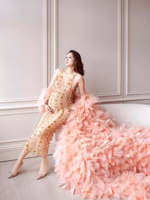 TVB富家女星大曬唯美孕照!裸色深V配超長拖尾裙!網友:肚子比第一胎大